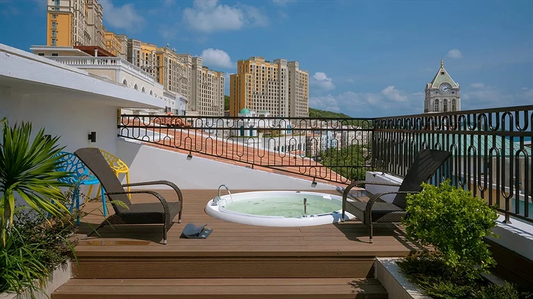 Sân thượng với bồn tắm