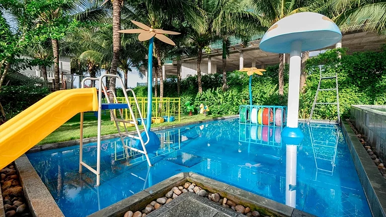 Hồ bơi ngoài trời