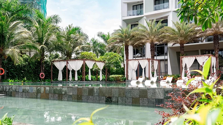 Hồ bơi ngoài trời