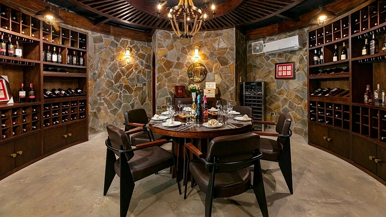 Hầm Rượu
