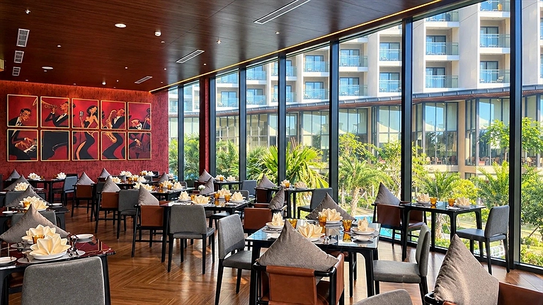Nhà hàng Blade & Bone Steakhouse