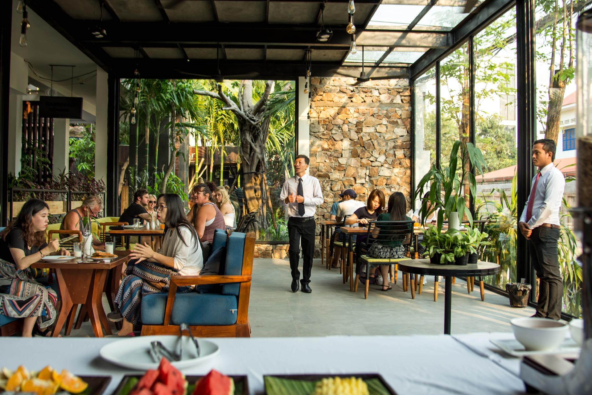 Quán bar cạnh bể bơi