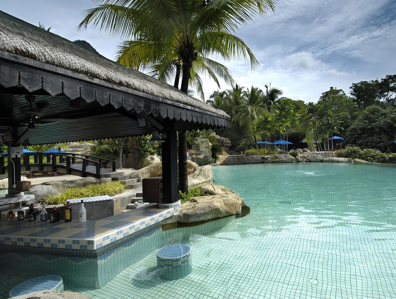 Quán bar cạnh bể bơi