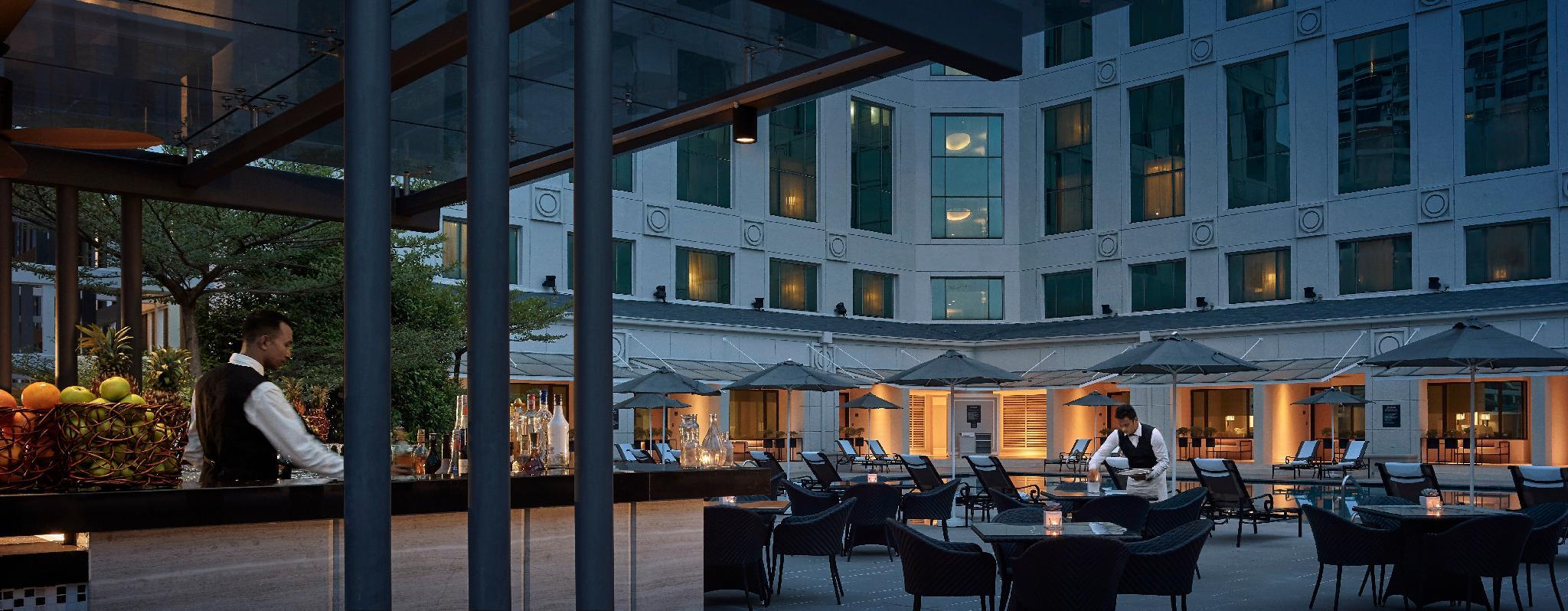 Quán bar cạnh bể bơi