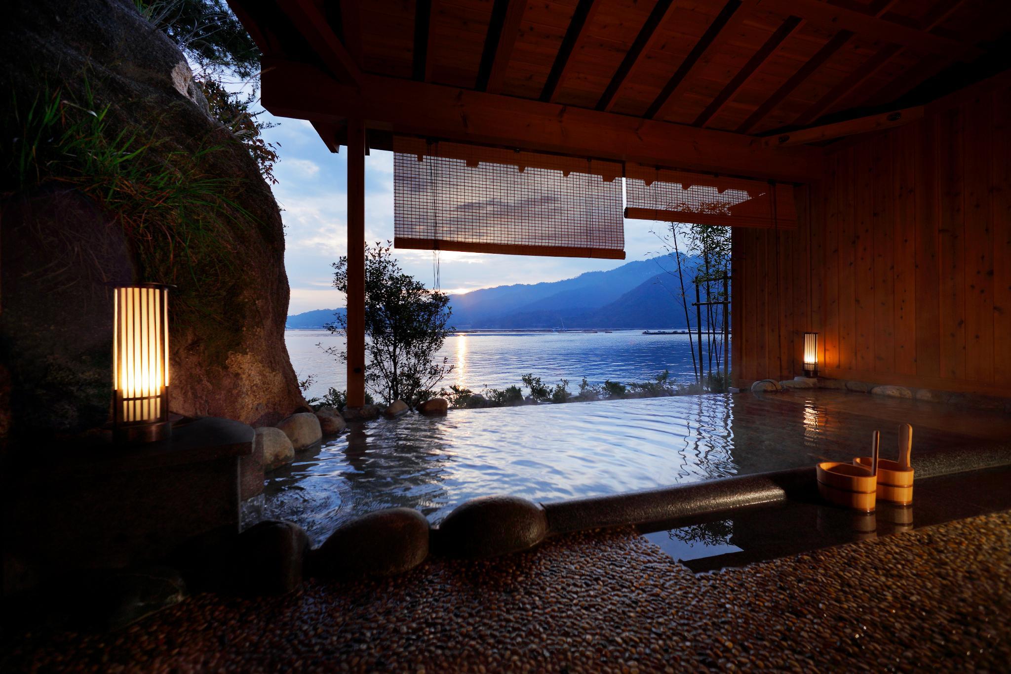 Tắm suối nước nóng