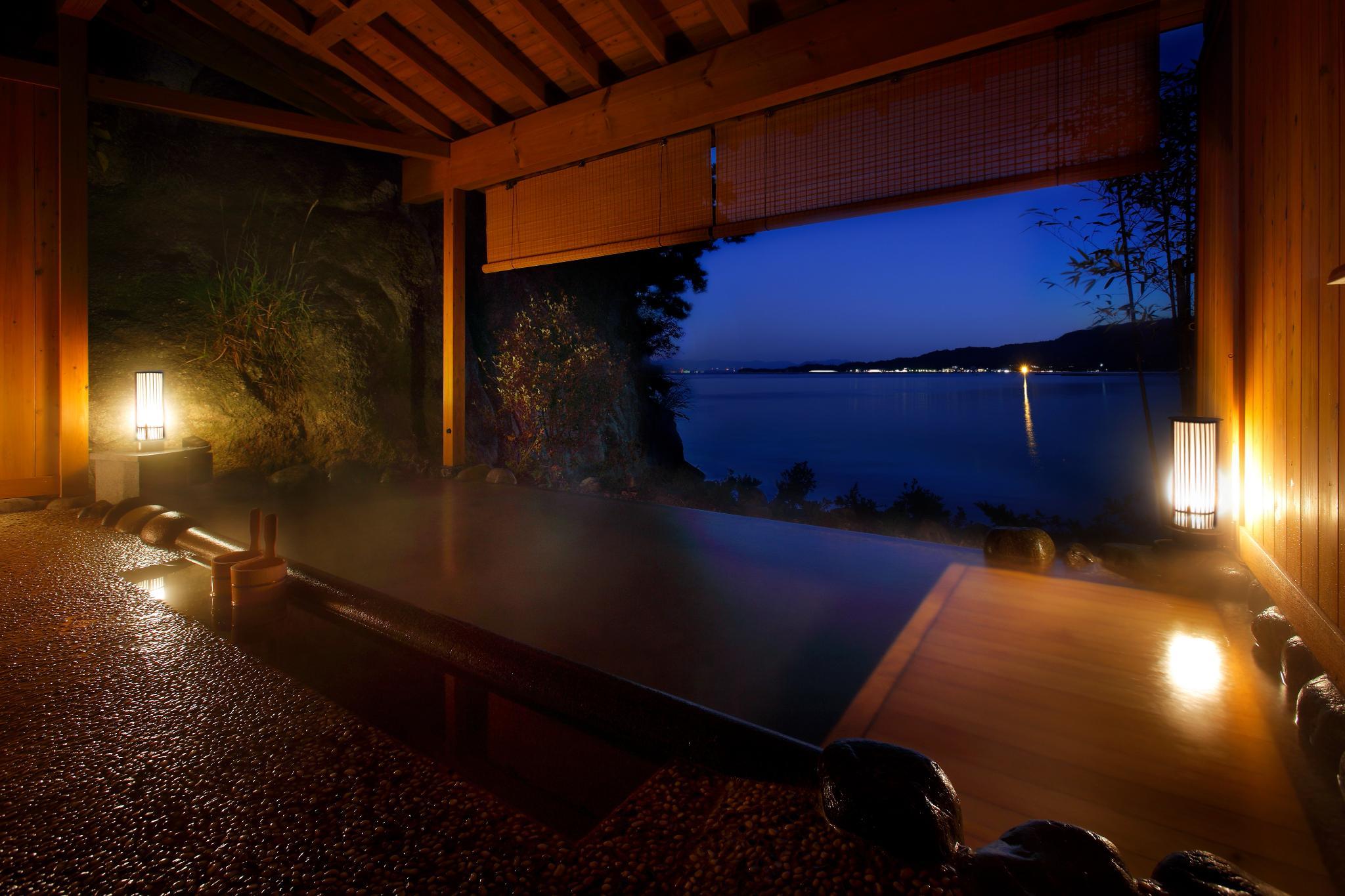 Tắm suối nước nóng