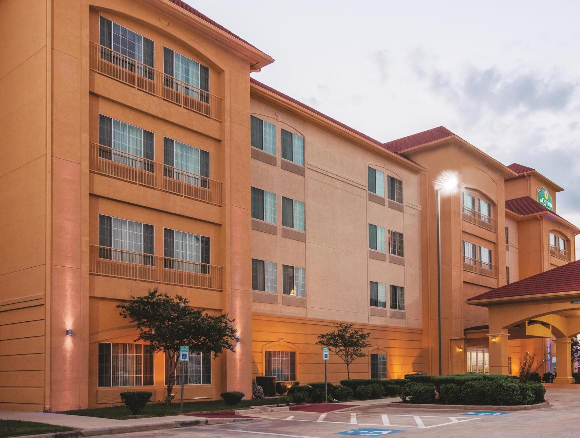 Ngoại cảnh khách sạn