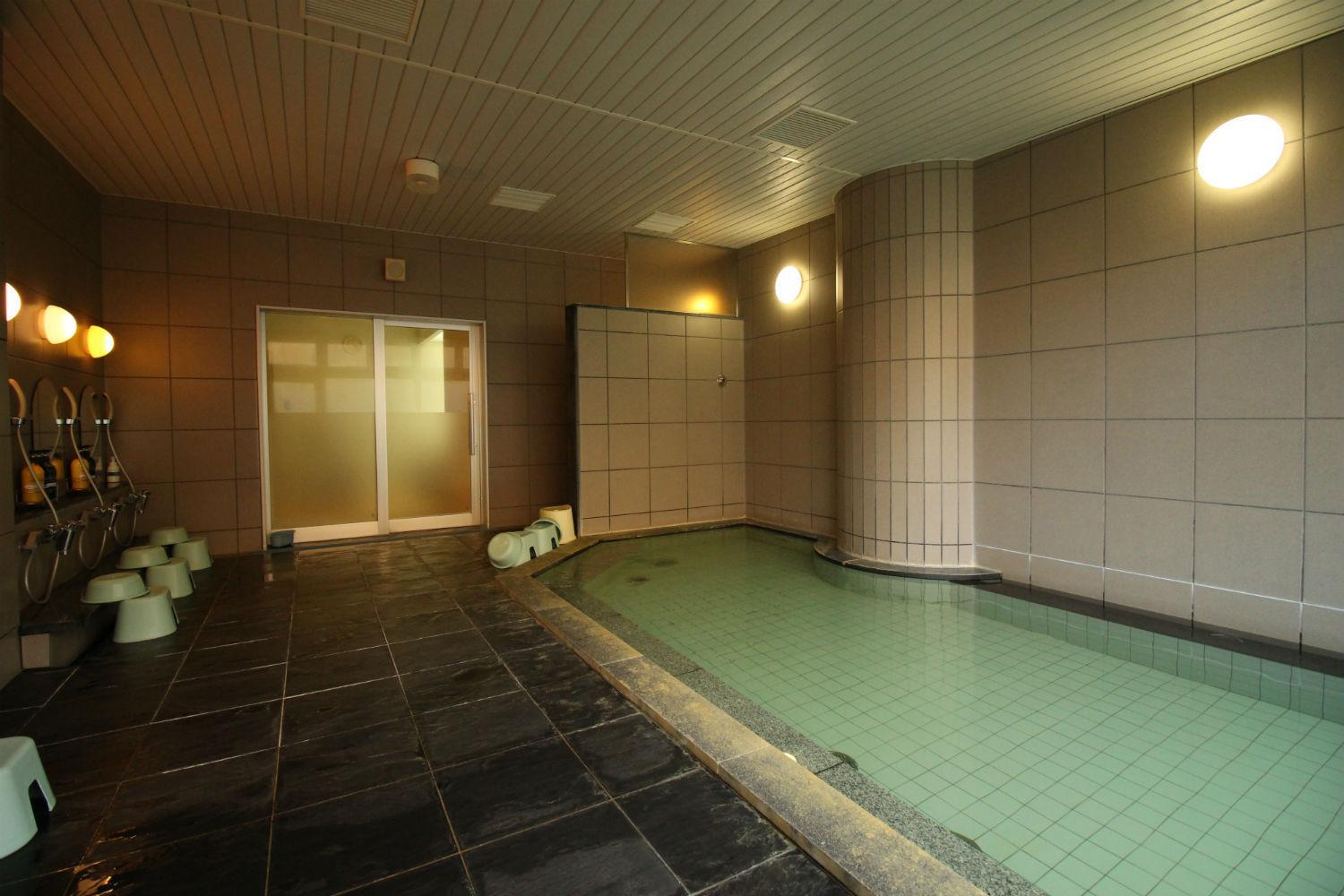 Tắm suối nước nóng