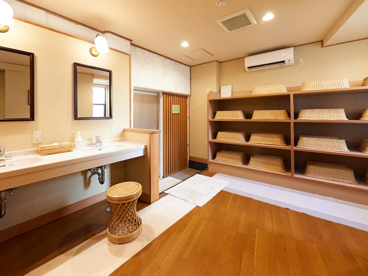 Tắm suối nước nóng