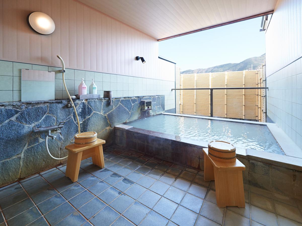 Tắm suối nước nóng