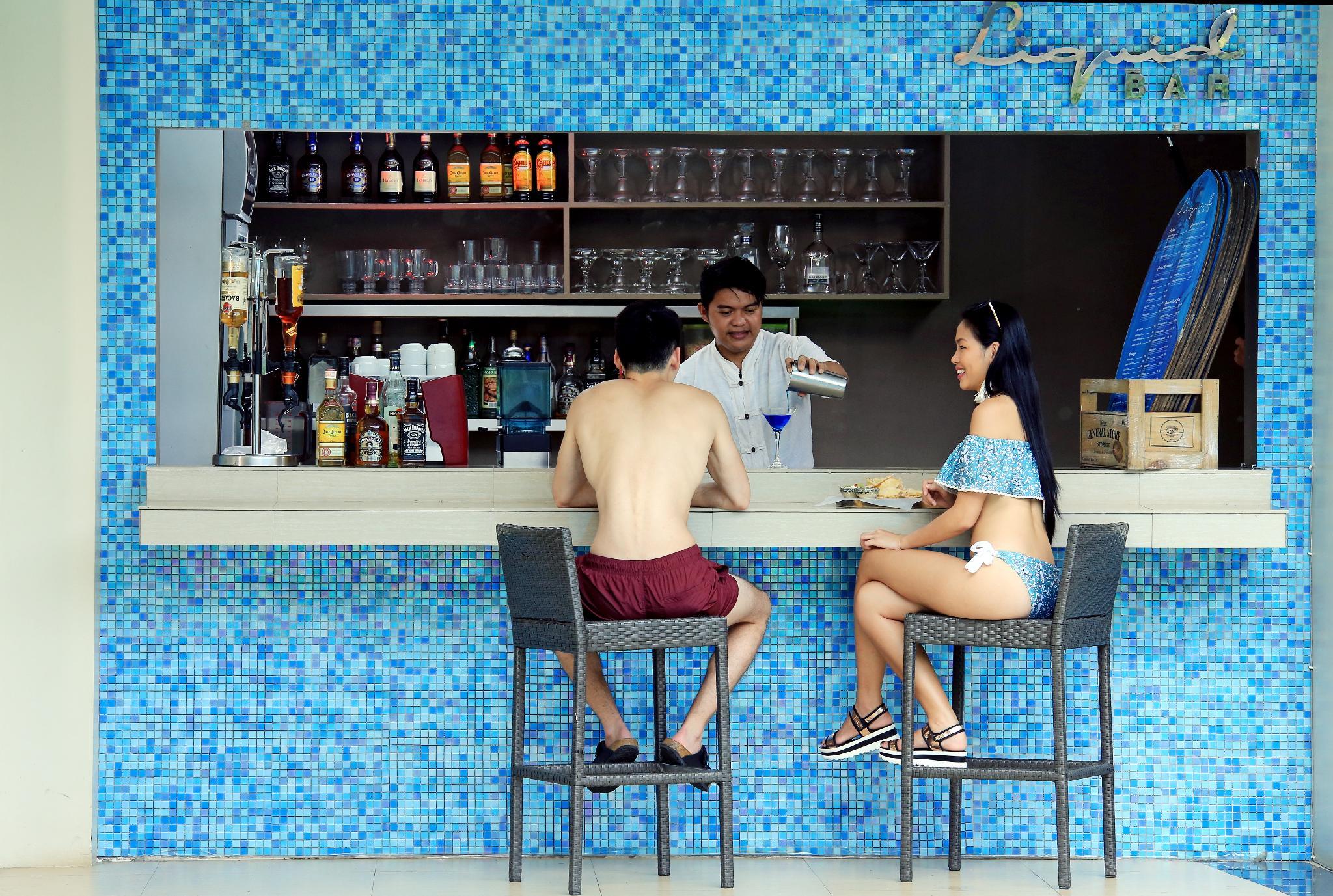 Quán bar cạnh bể bơi