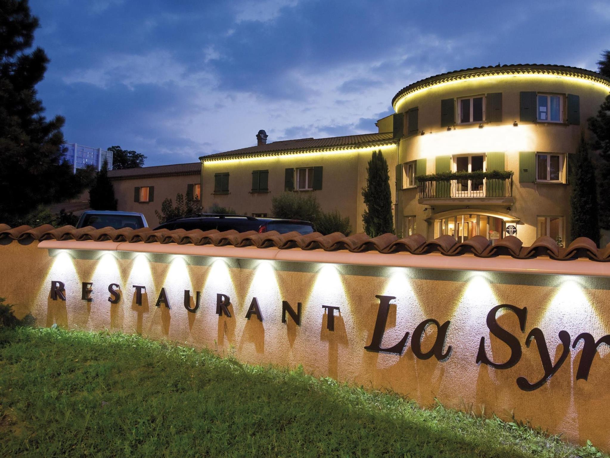 Khu vực xung quanh