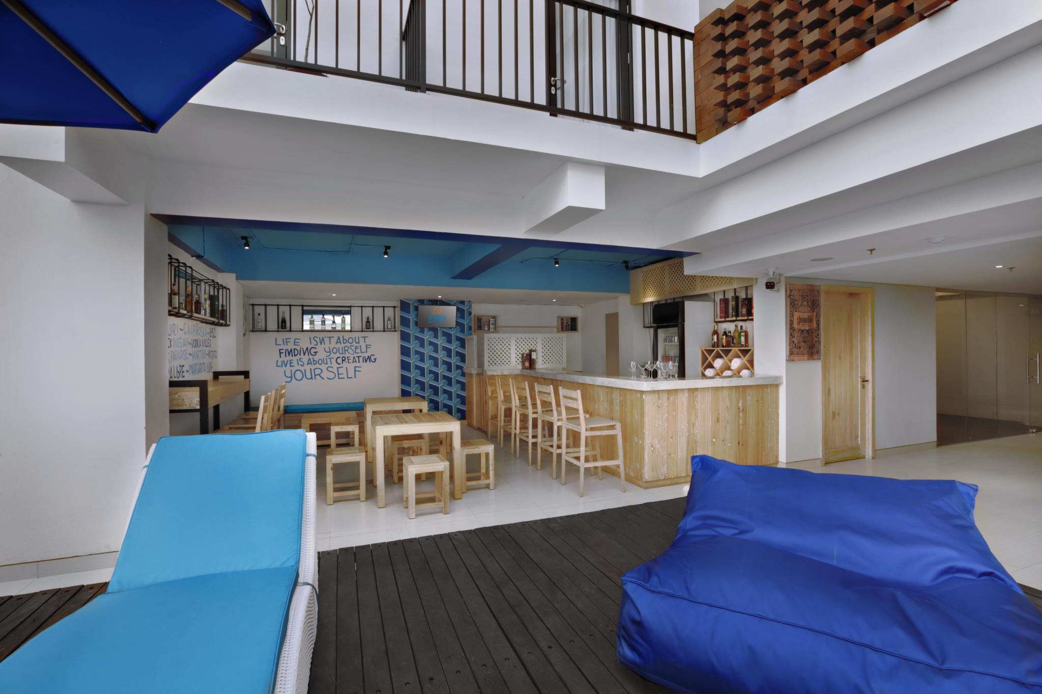 Quán bar cạnh bể bơi