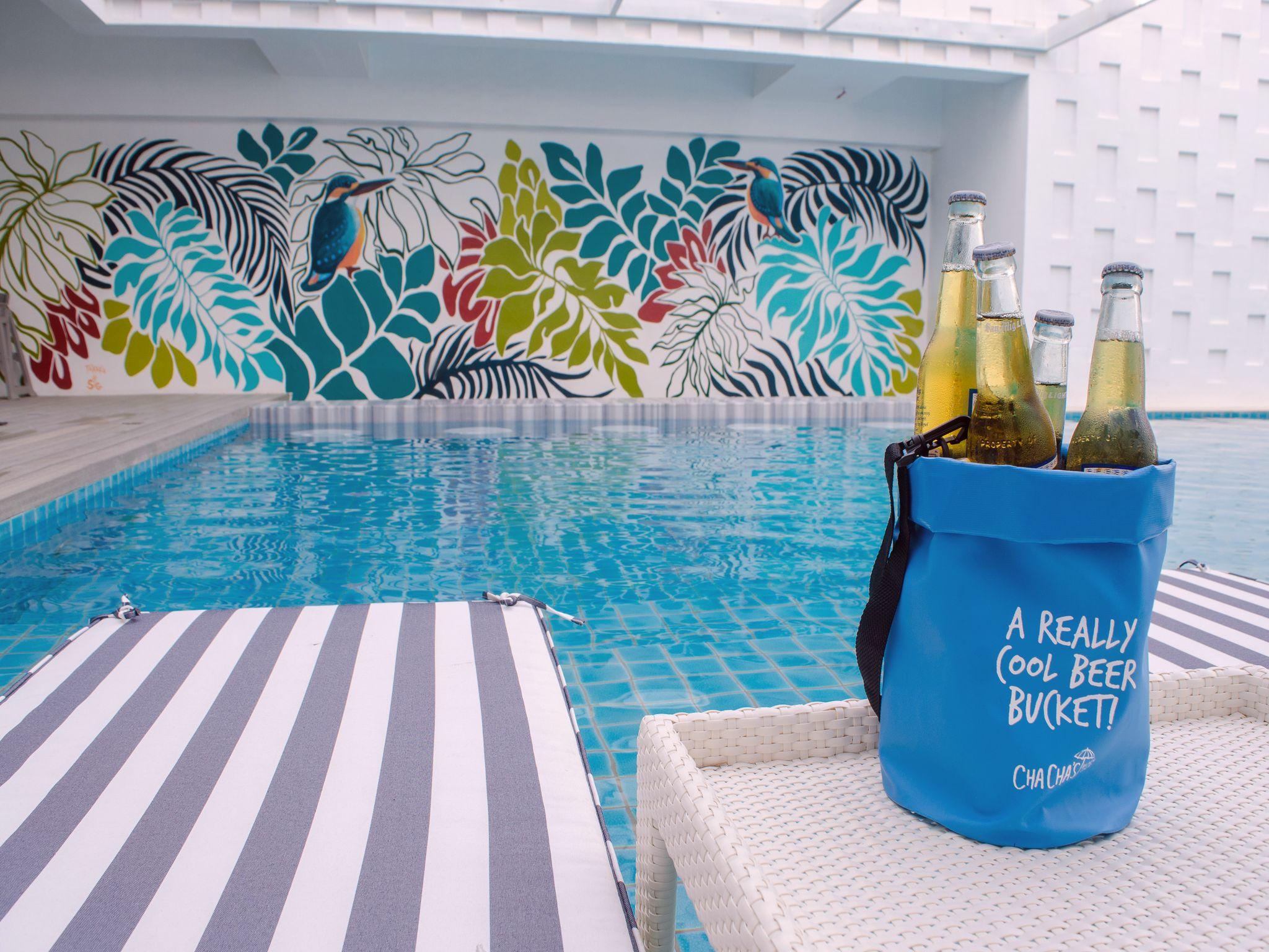 Quán bar cạnh bể bơi