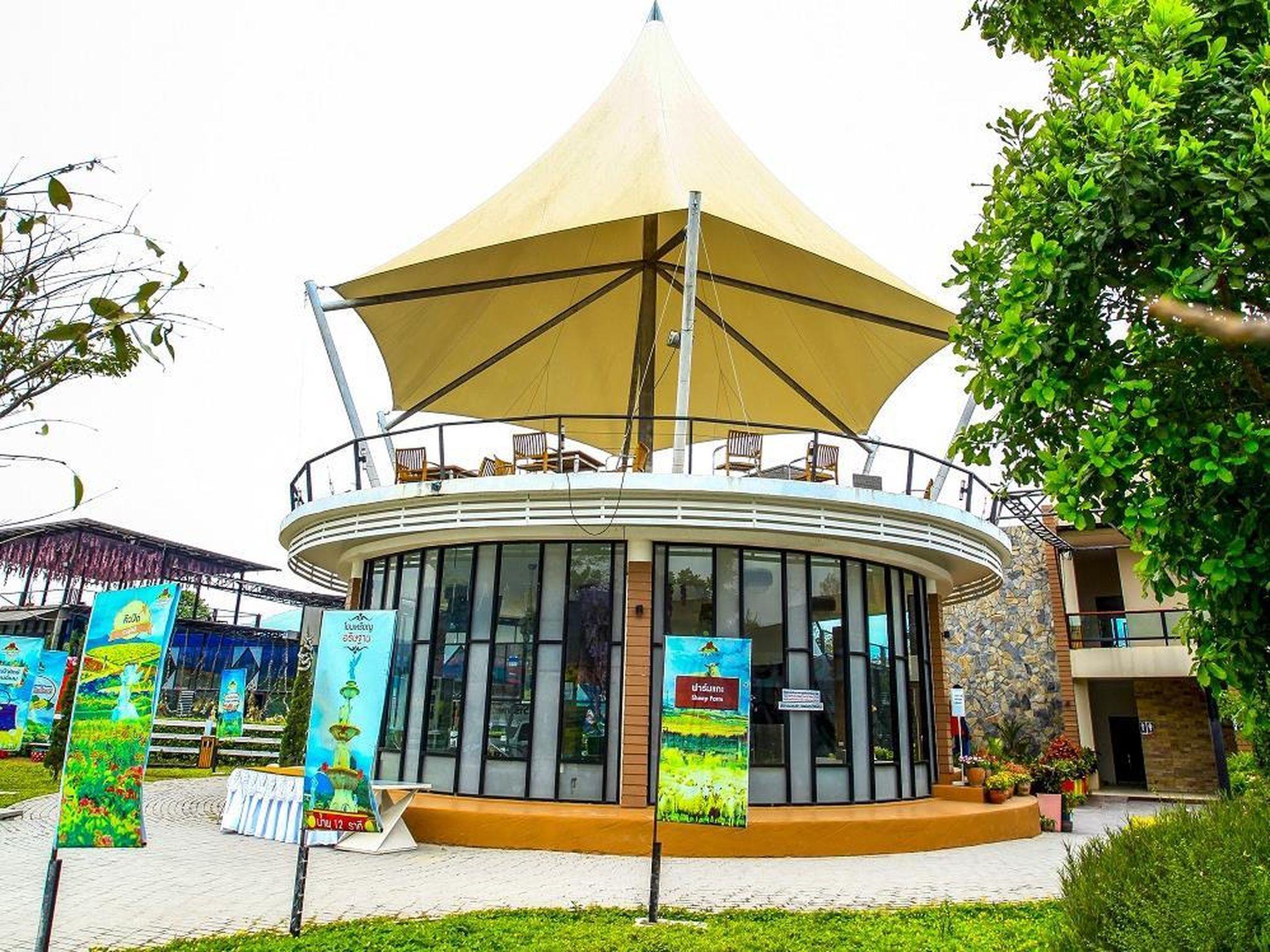 Khu vực xung quanh