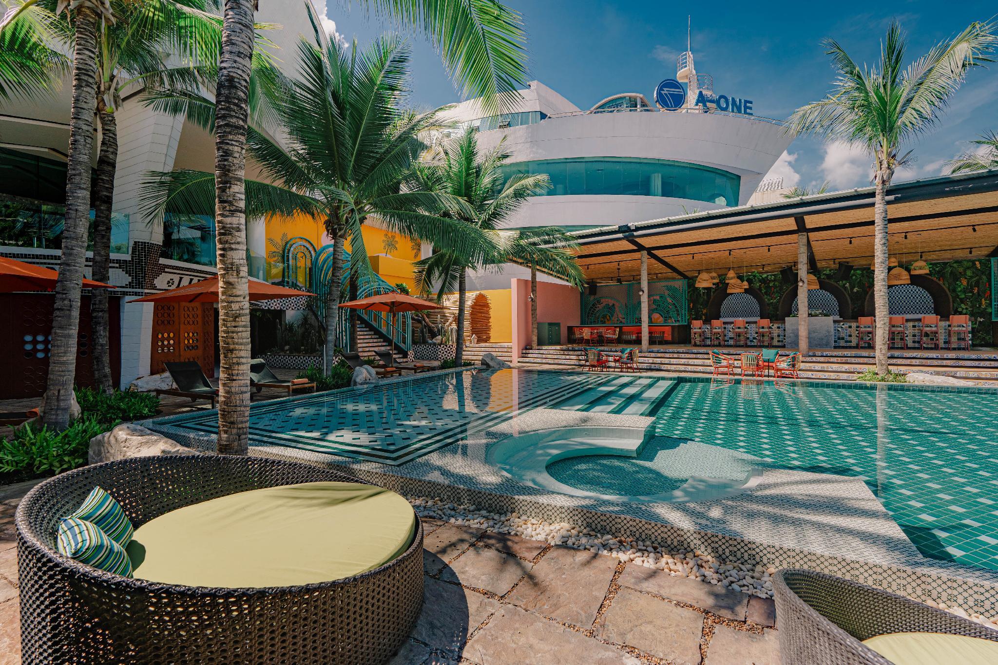 Quán bar cạnh bể bơi