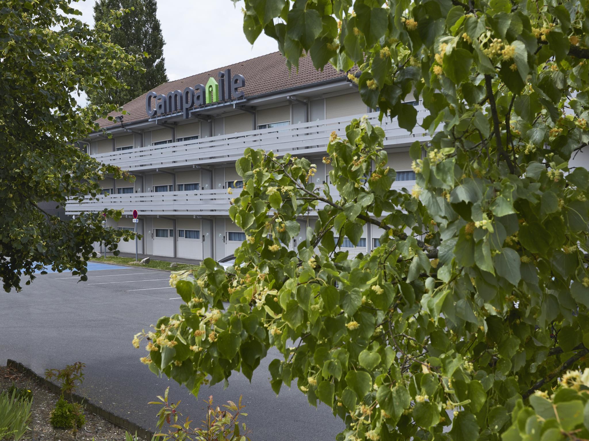 Khu vực xung quanh