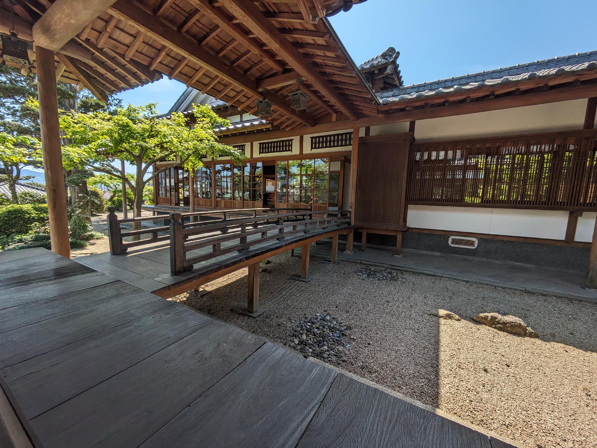 Nơi tham quan gần đây