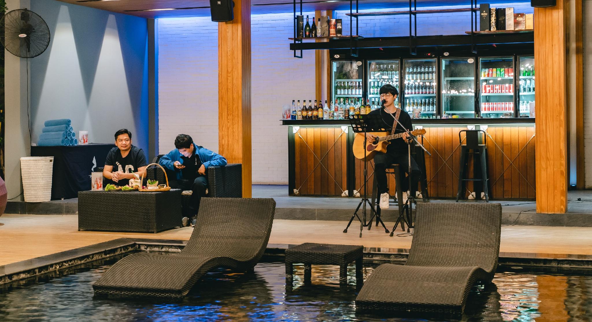 Quán bar cạnh bể bơi