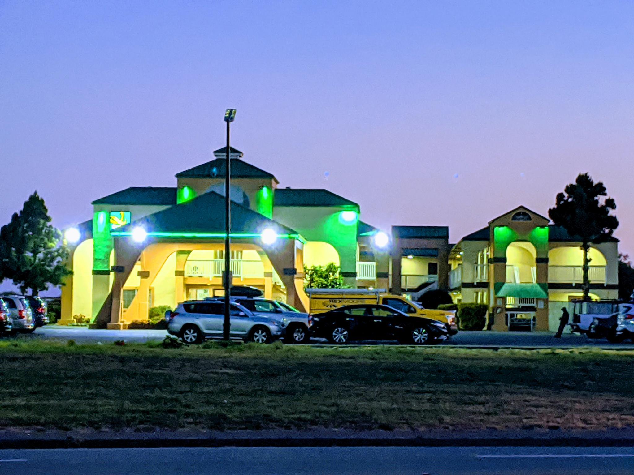 Ngoại cảnh khách sạn