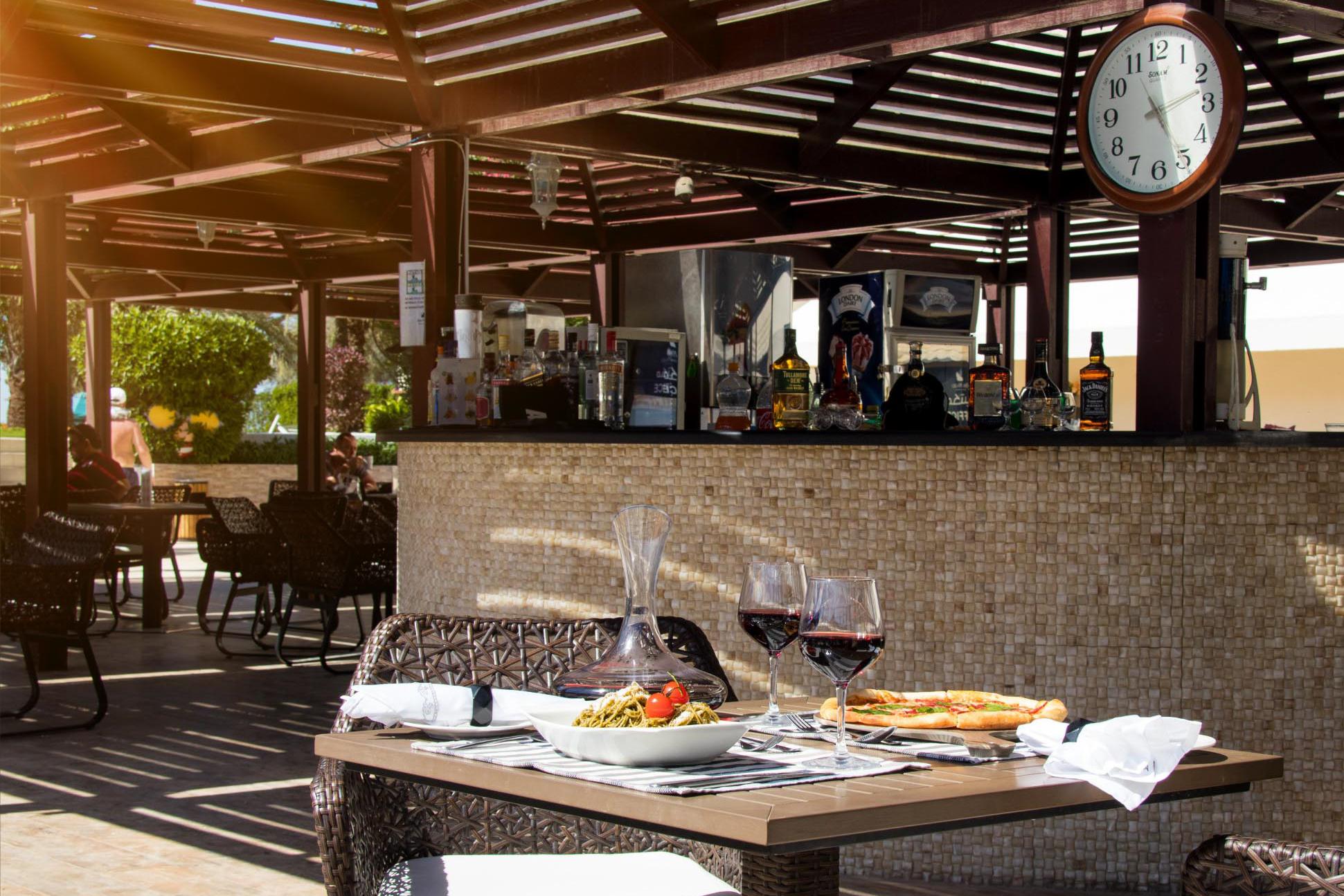 Quán bar cạnh bể bơi