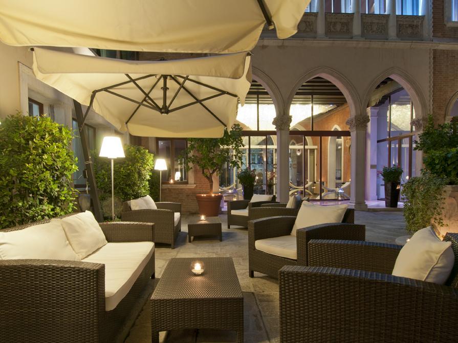 Ngoại cảnh khách sạn