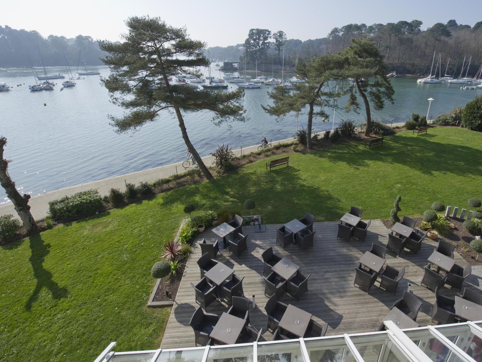 Khu vực xung quanh