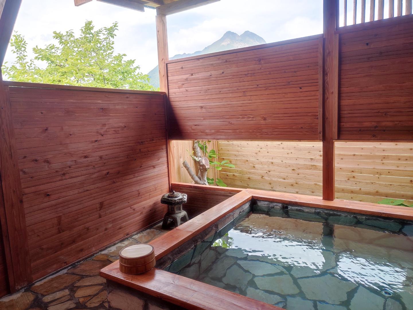 Tắm suối nước nóng