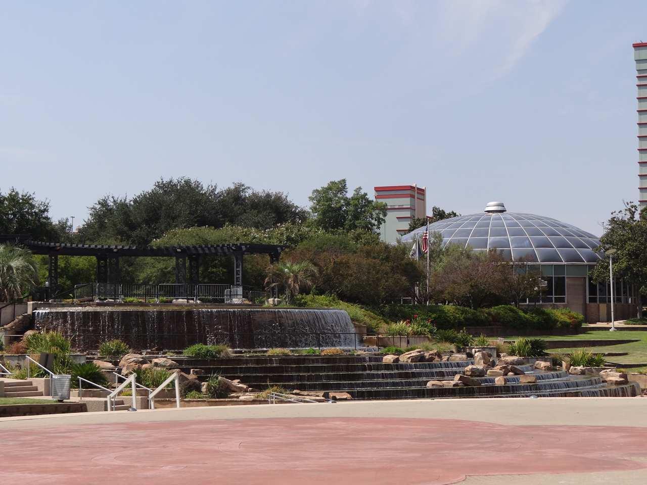 Nơi tham quan gần đây