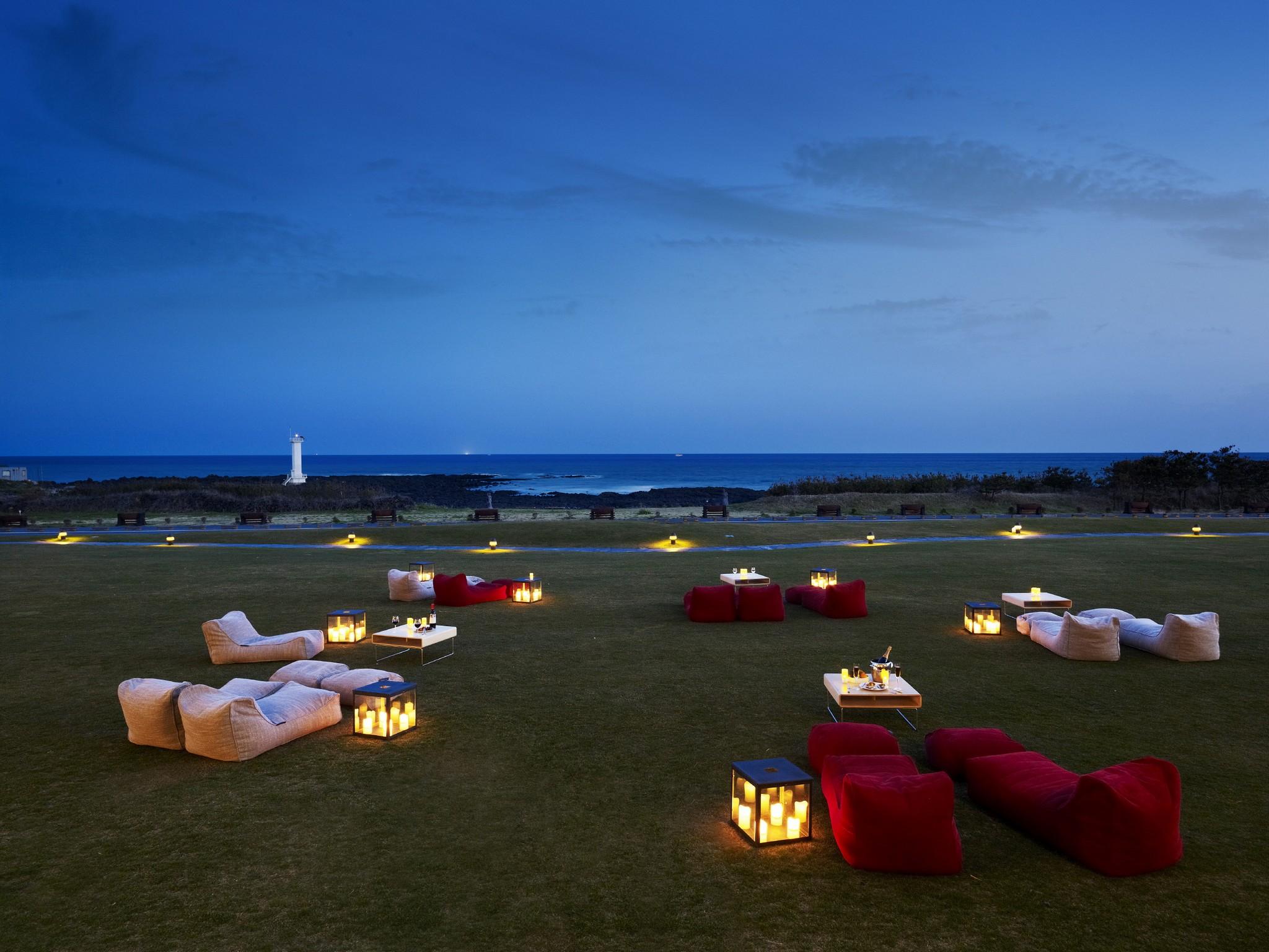 Khu vực xung quanh