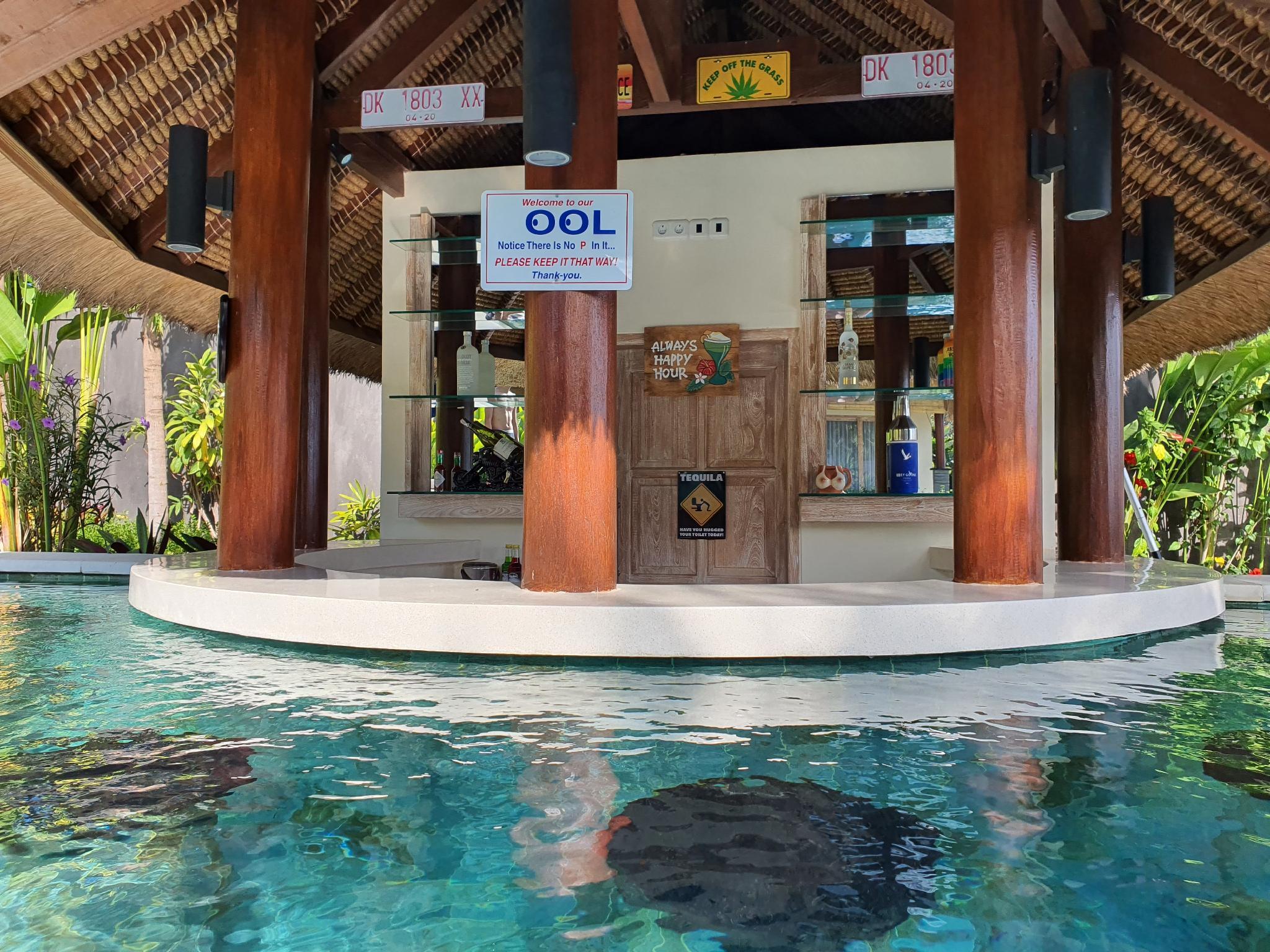 Quán bar cạnh bể bơi