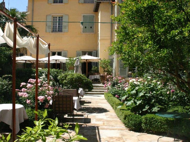 Ngoại cảnh khách sạn