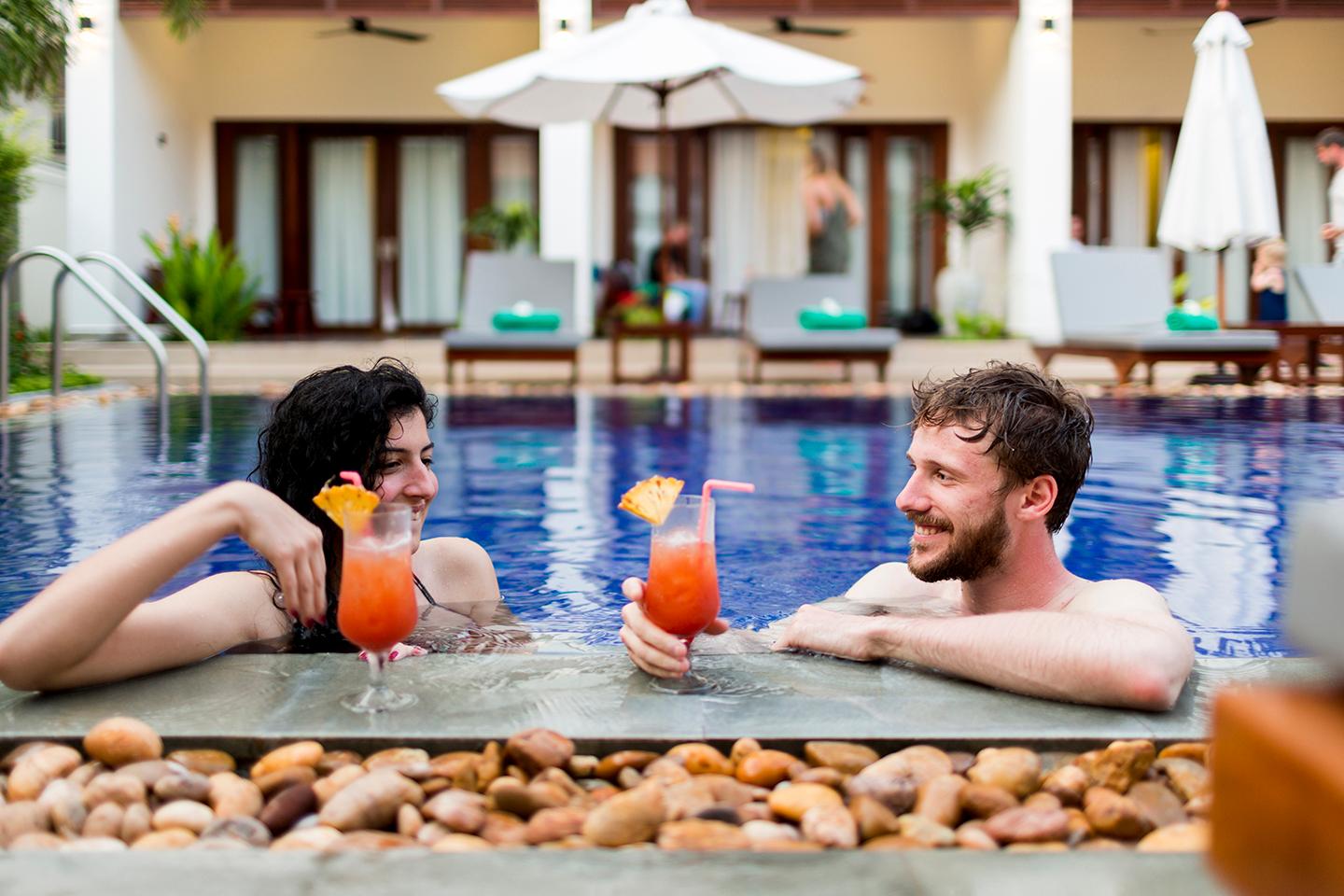 Quán bar cạnh bể bơi