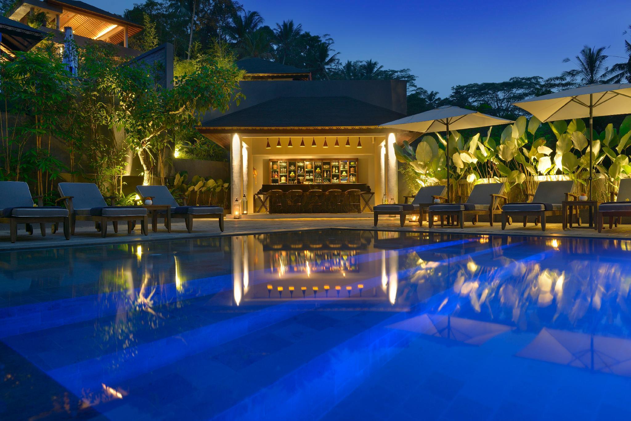 Quán bar cạnh bể bơi