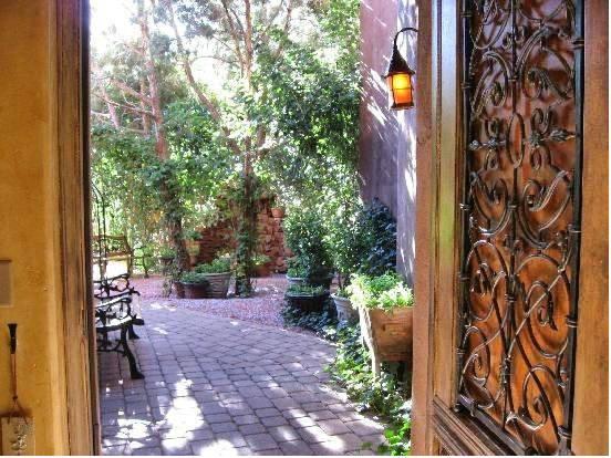 Ngoại cảnh khách sạn