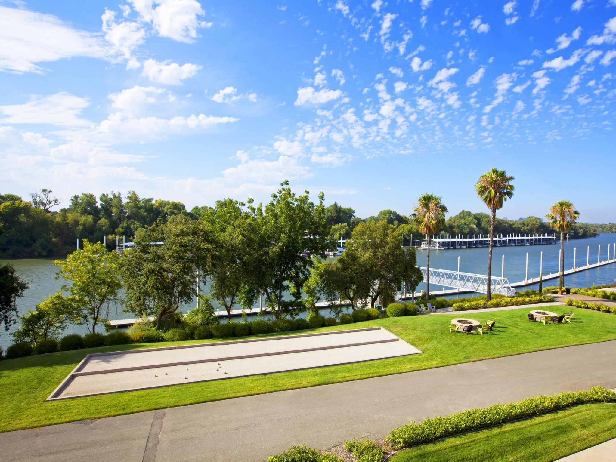 Khu vực xung quanh