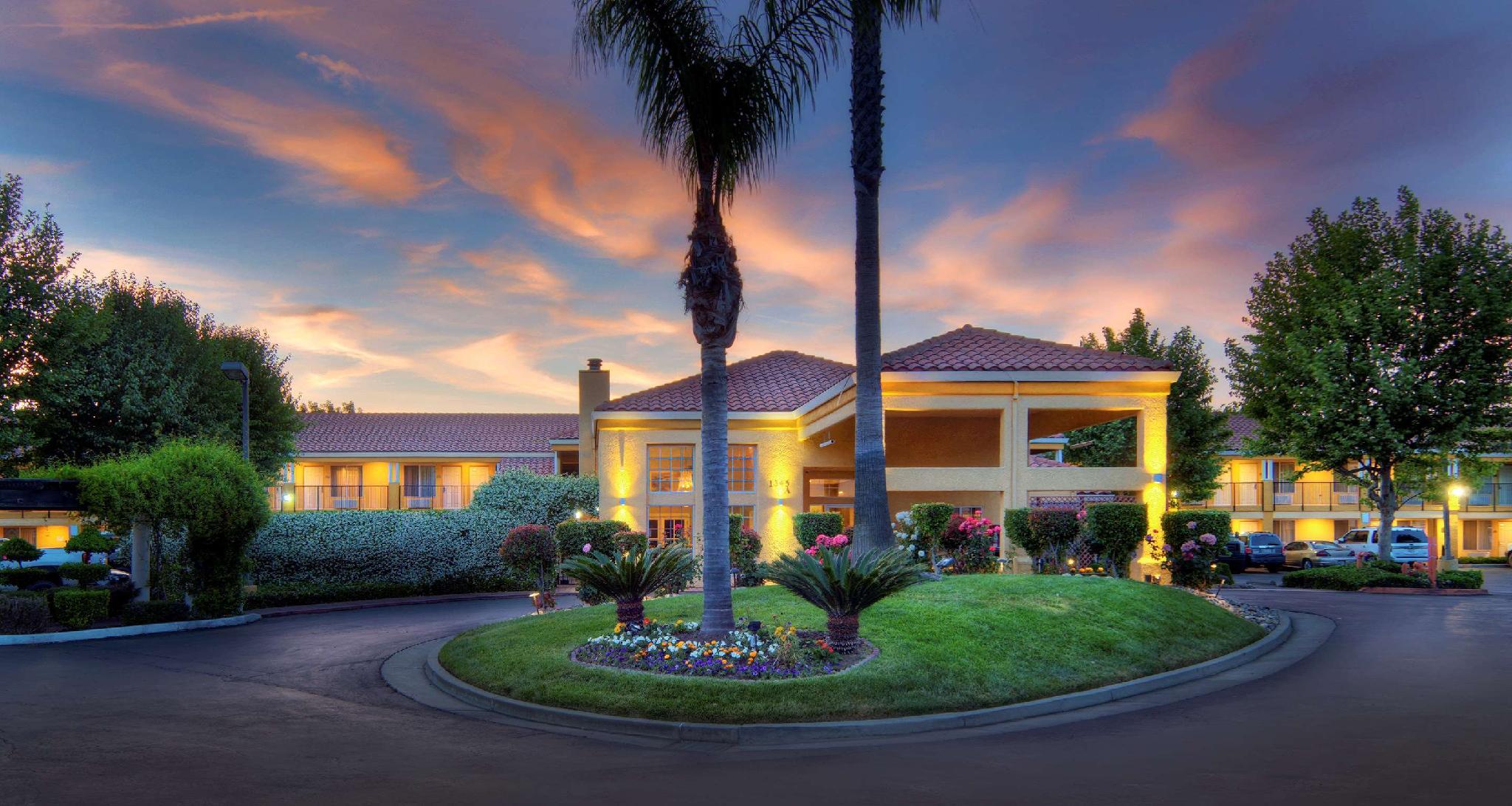 Ngoại cảnh khách sạn