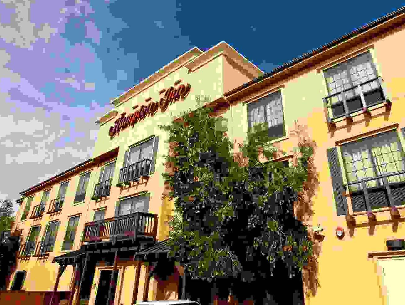 Ngoại cảnh khách sạn