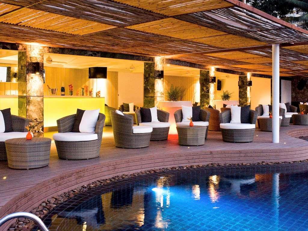 Quán bar cạnh bể bơi