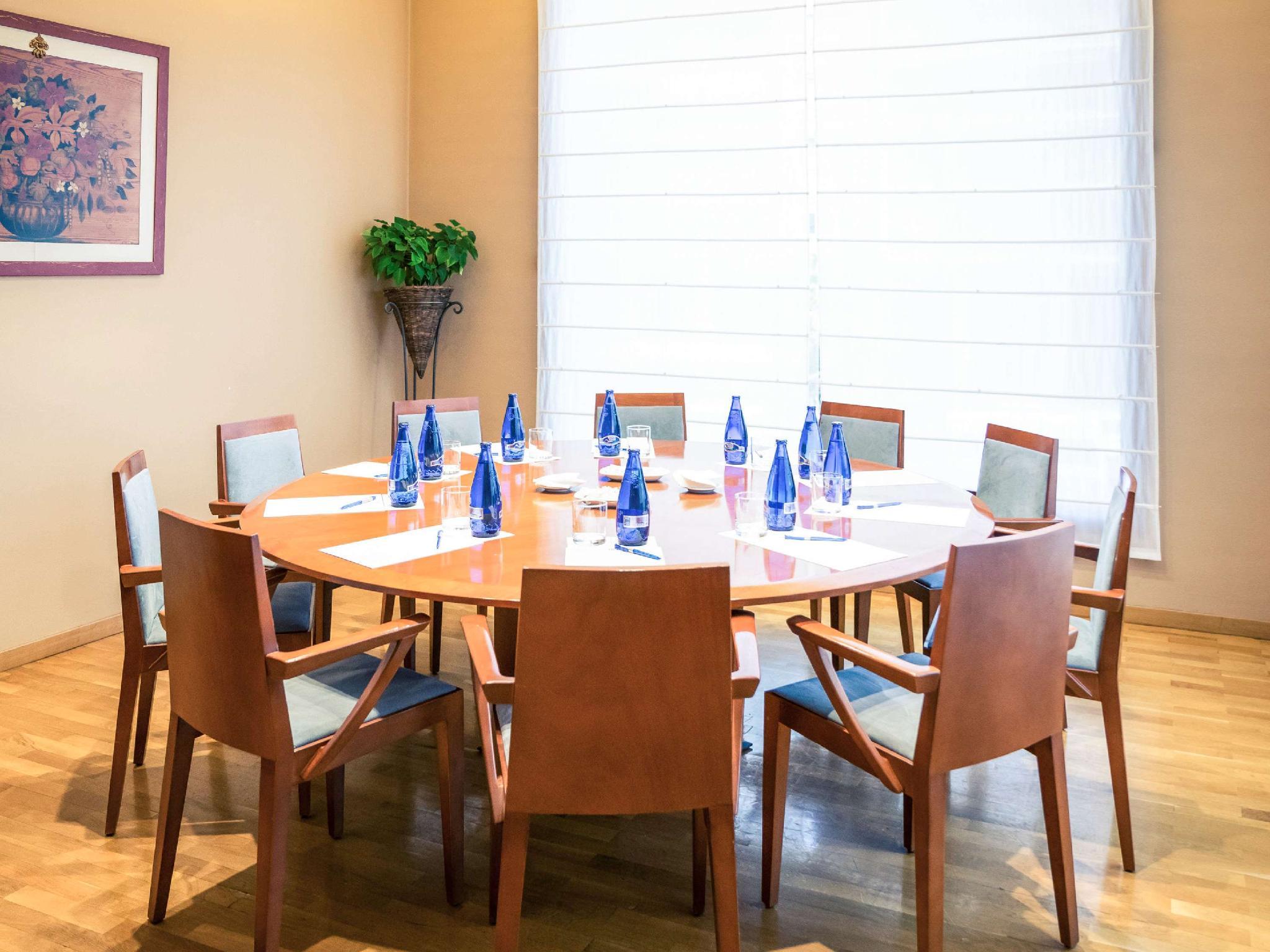 Trung tâm hội nghị