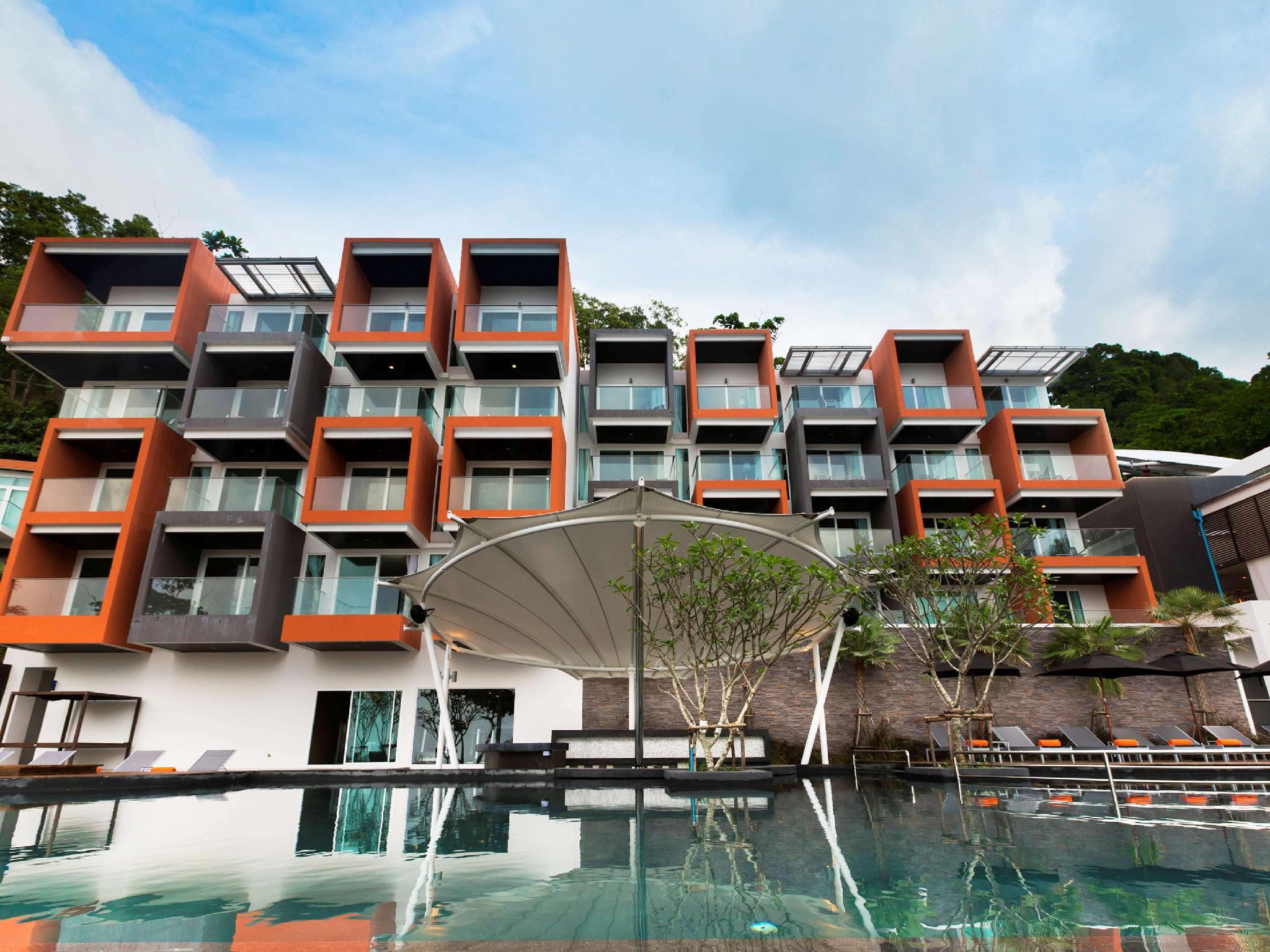 Quán bar cạnh bể bơi