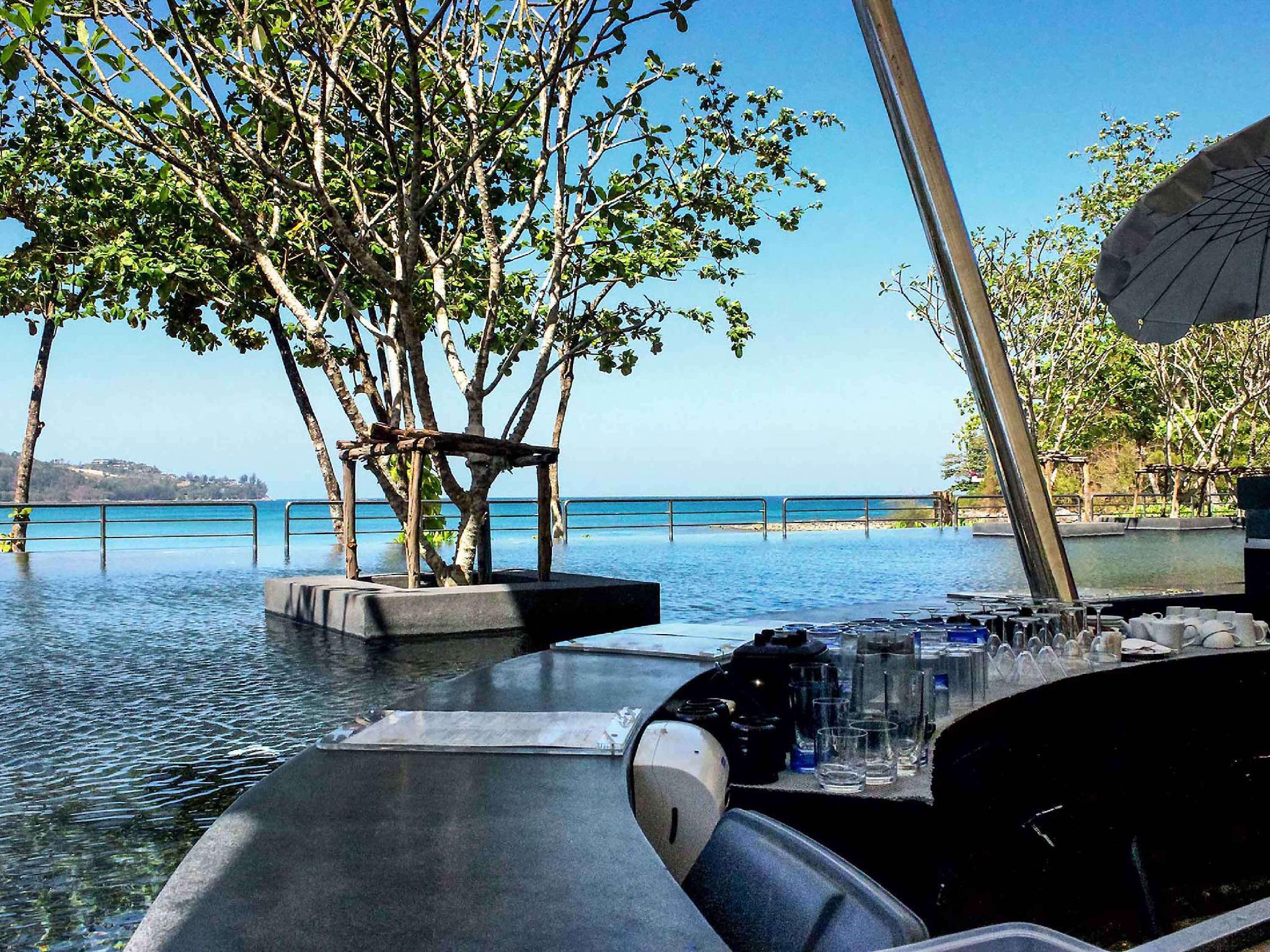 Quán bar cạnh bể bơi