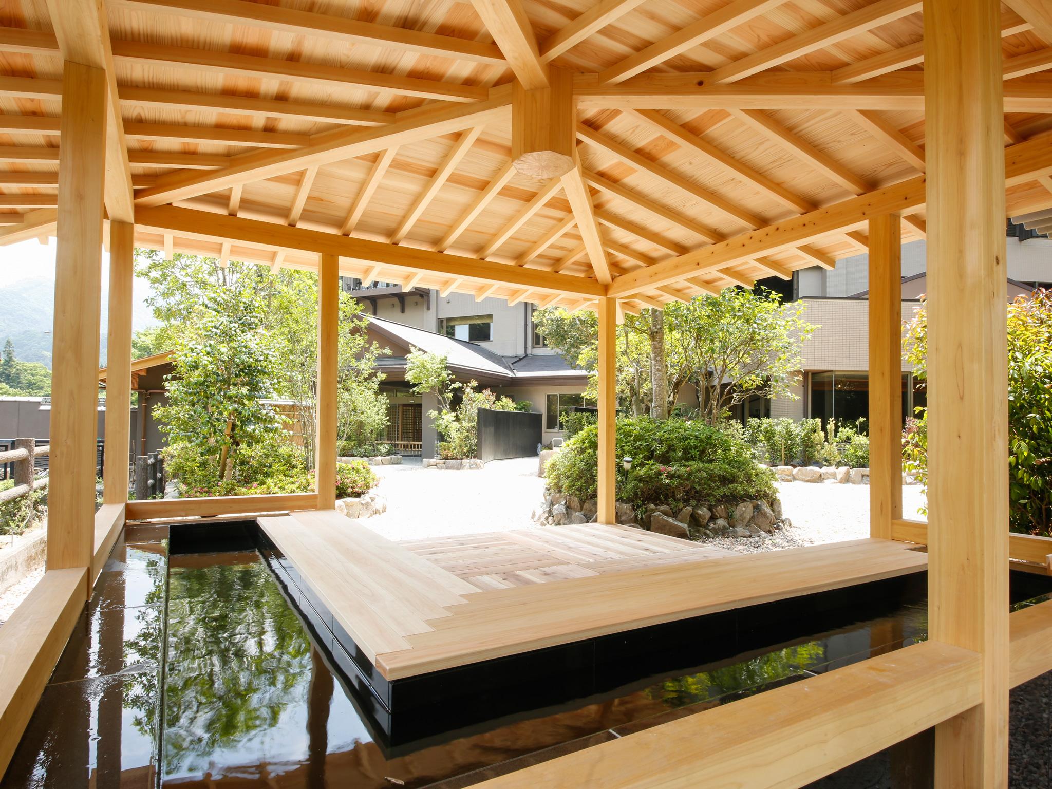 Tắm suối nước nóng