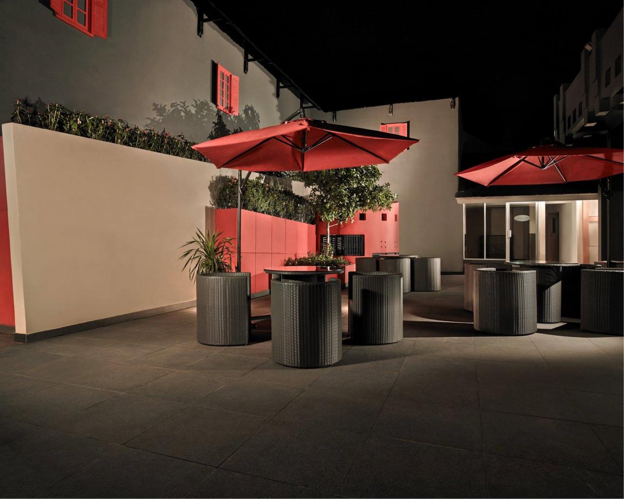 Quán bar cạnh bể bơi