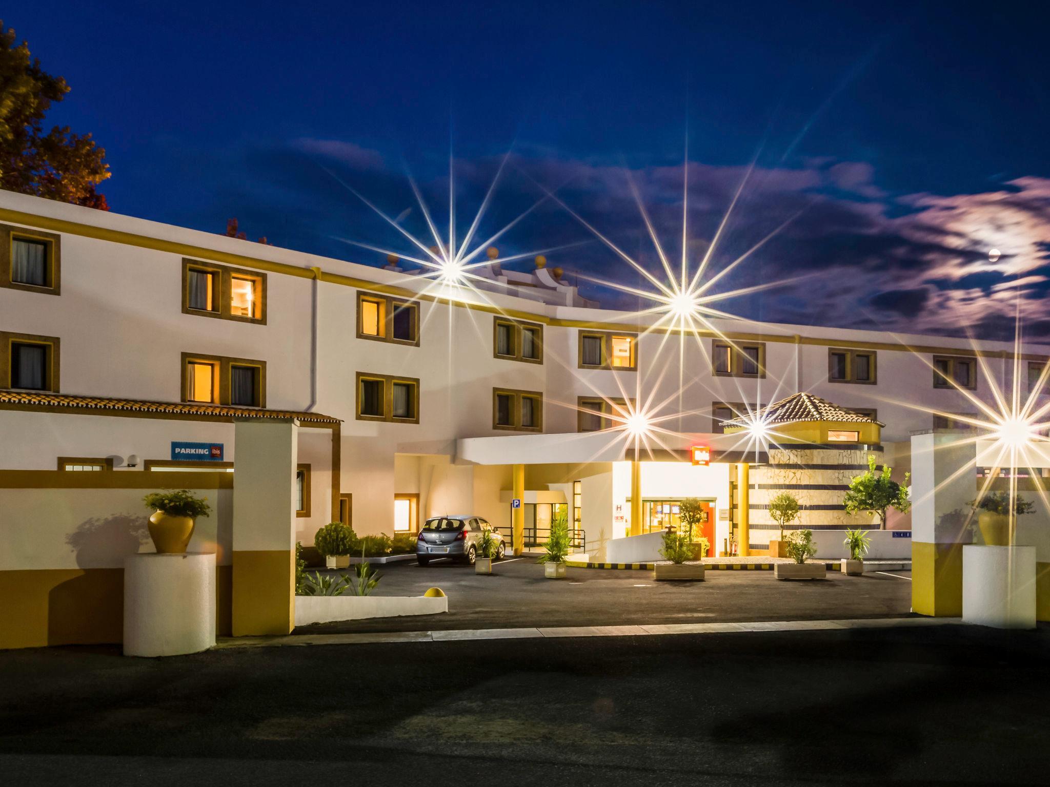 Ngoại cảnh khách sạn