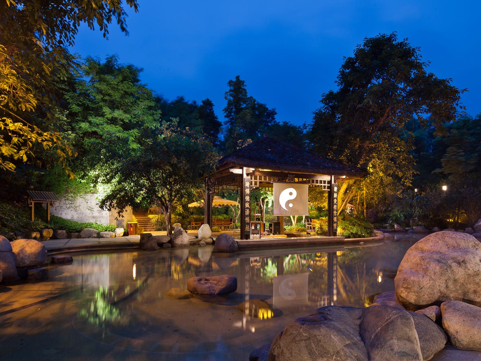 Tắm suối nước nóng