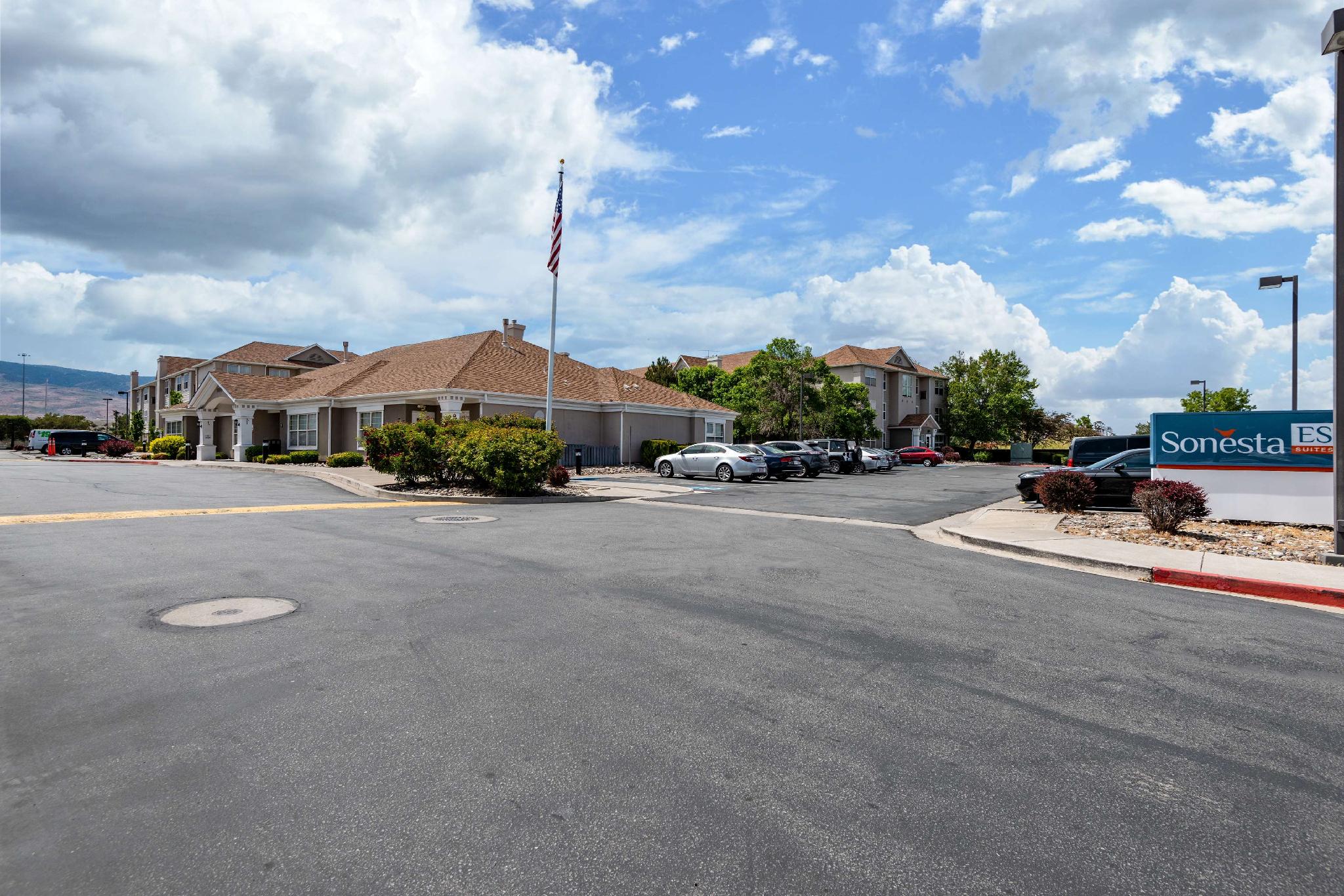 Ngoại cảnh khách sạn