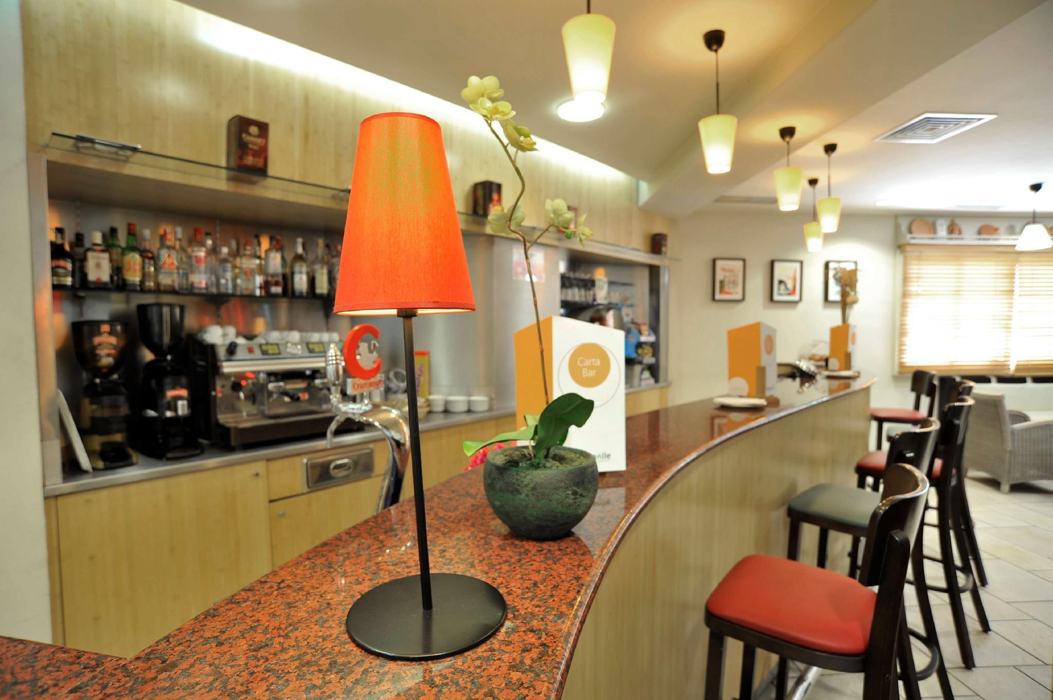 Quán bar