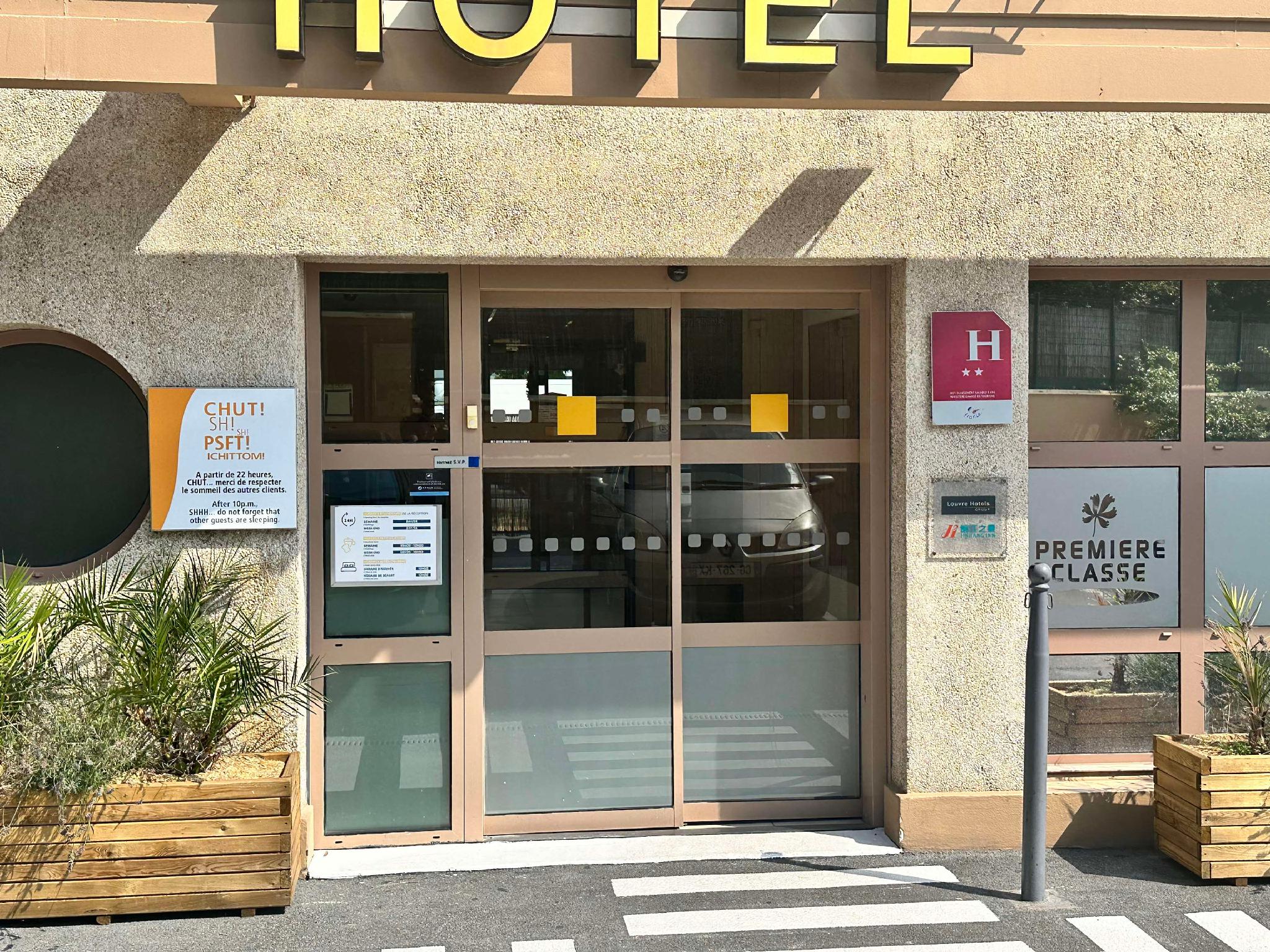 Ngoại cảnh khách sạn