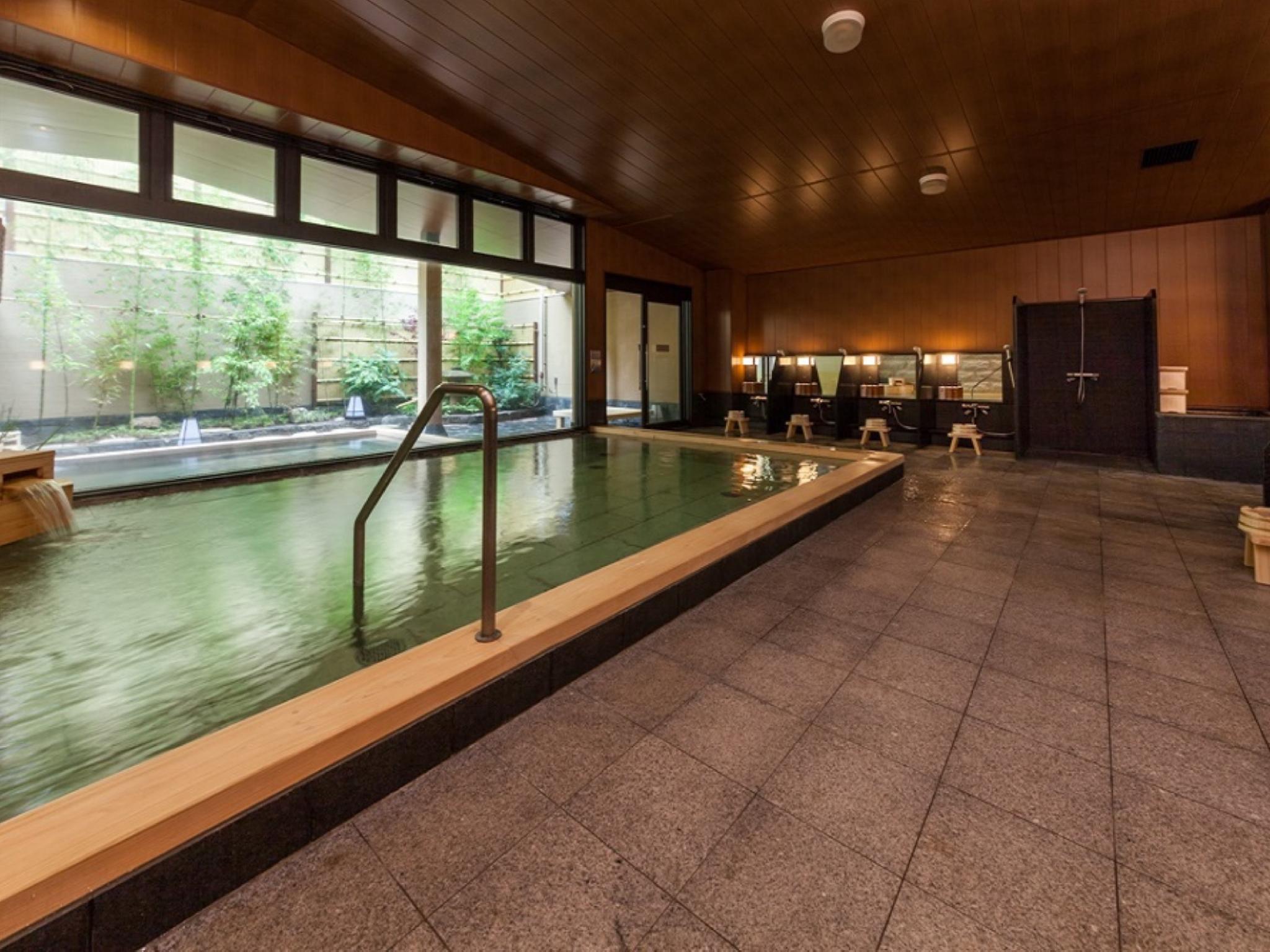 Tắm suối nước nóng